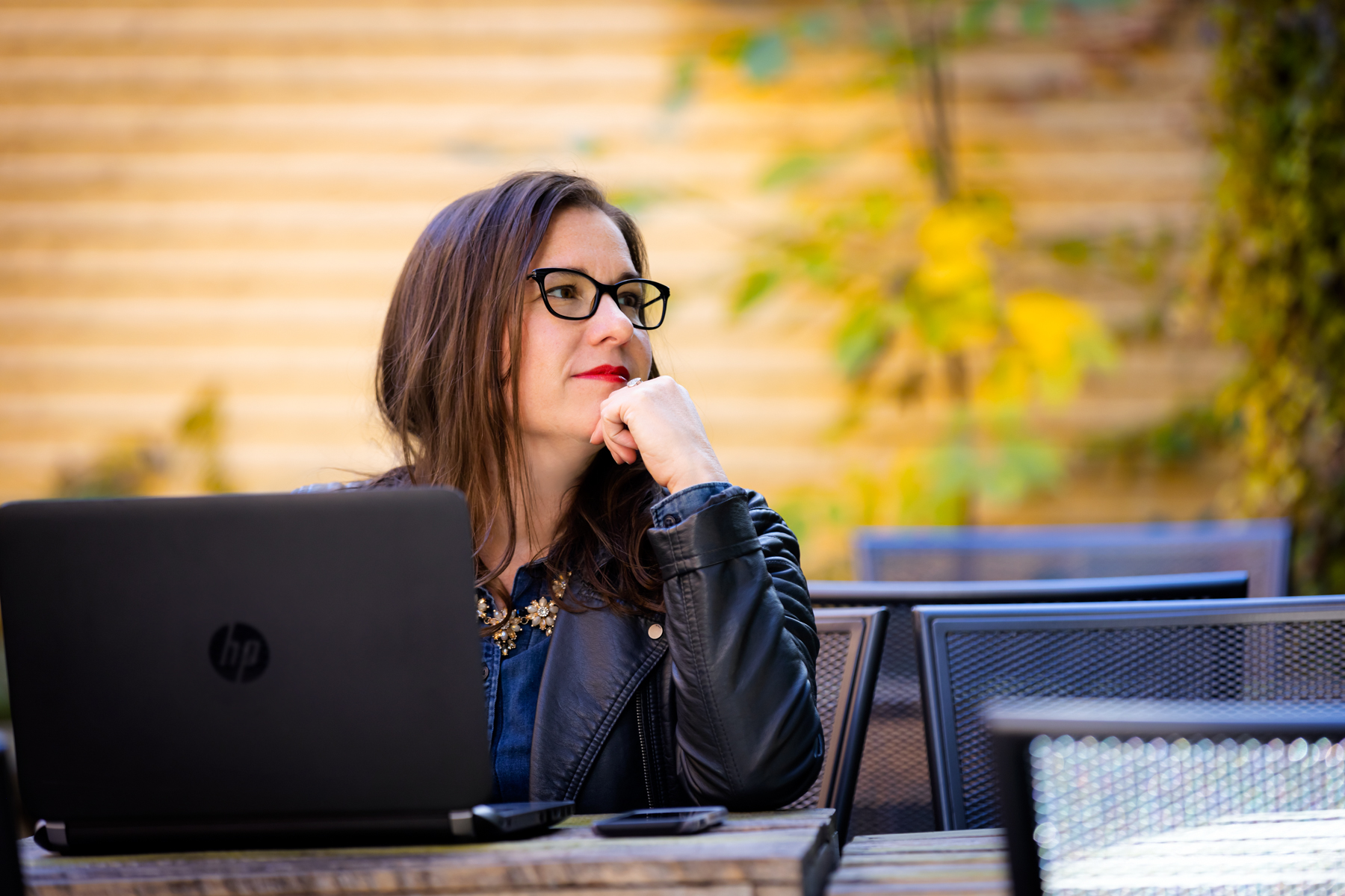 Portrait publicitaire en plein air avec ordinateur portable, terrasse extérieure